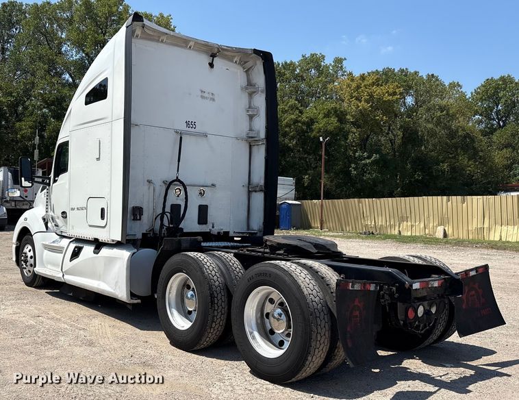 image for item ET7072 2019 Kenworth T680 semi truck