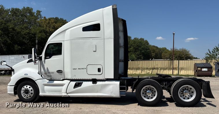 image for item ET7072 2019 Kenworth T680 semi truck