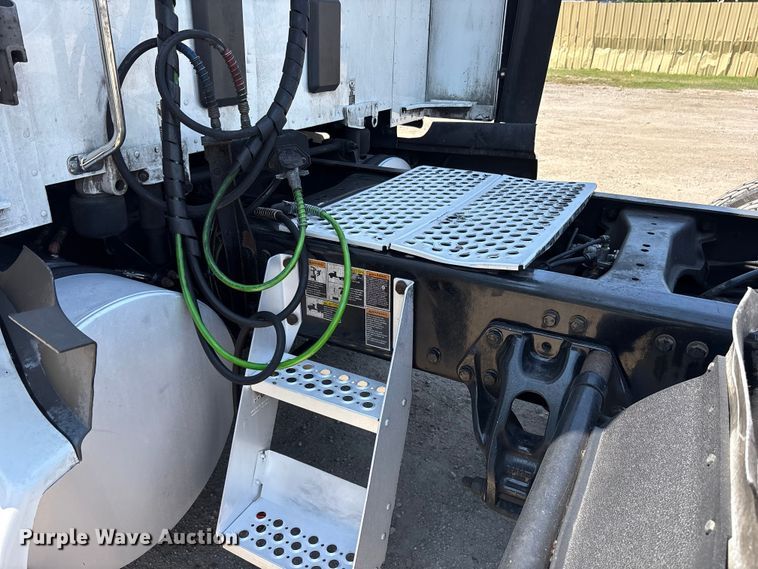 image for item ET7072 2019 Kenworth T680 semi truck