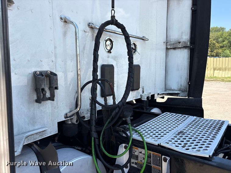 image for item ET7072 2019 Kenworth T680 semi truck