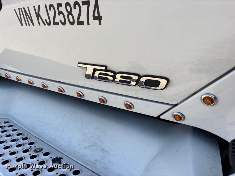 image for item ET7072 2019 Kenworth T680 semi truck