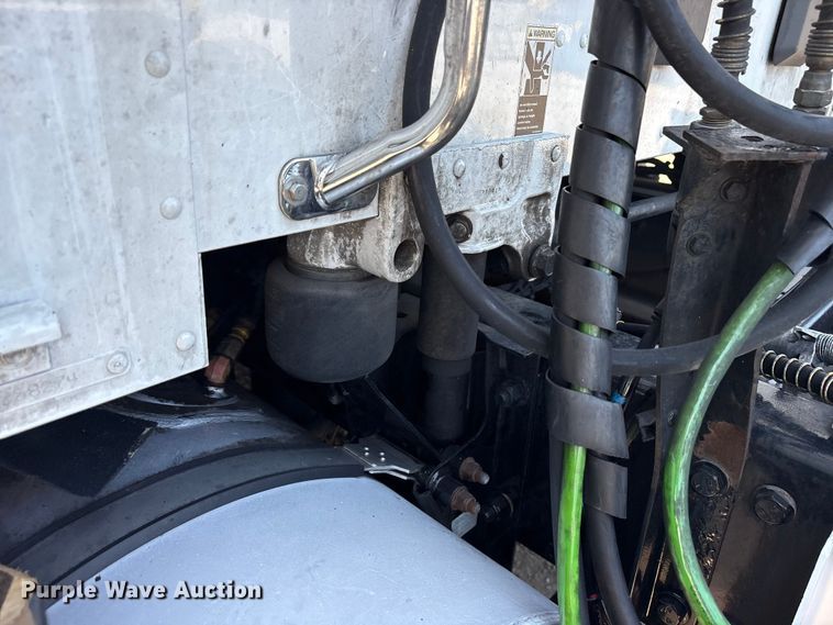 image for item ET7072 2019 Kenworth T680 semi truck