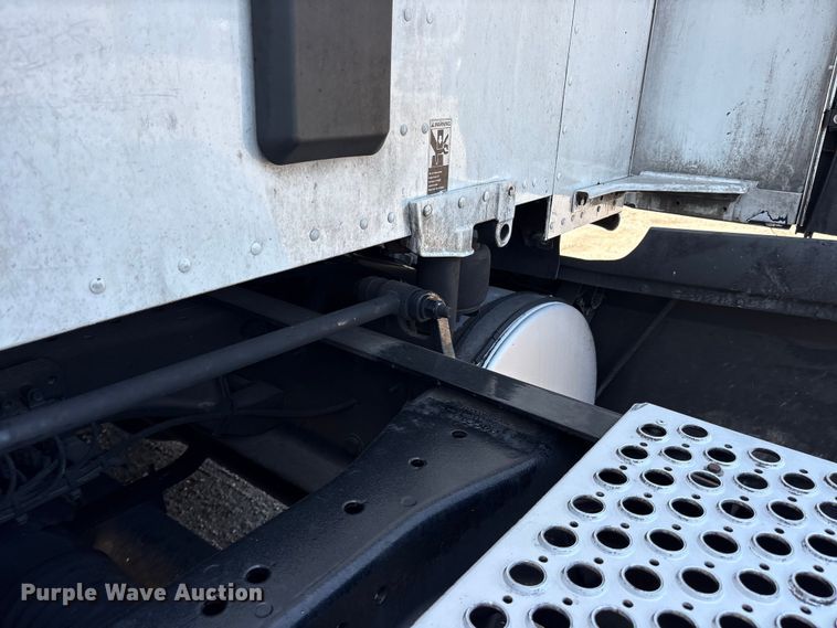 image for item ET7072 2019 Kenworth T680 semi truck