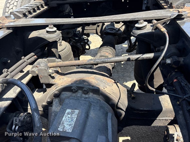 image for item ET7072 2019 Kenworth T680 semi truck