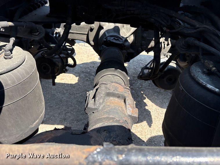 image for item ET7072 2019 Kenworth T680 semi truck