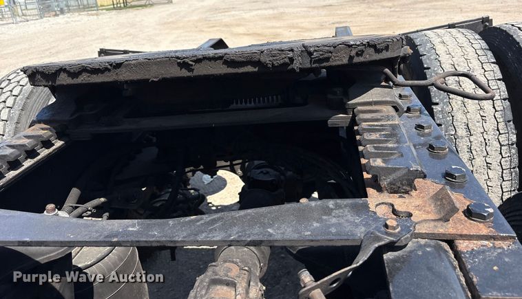 image for item ET7072 2019 Kenworth T680 semi truck