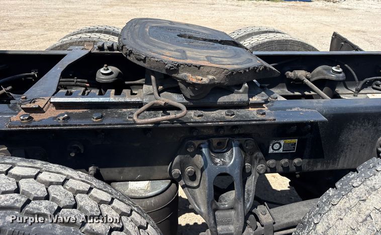 image for item ET7072 2019 Kenworth T680 semi truck