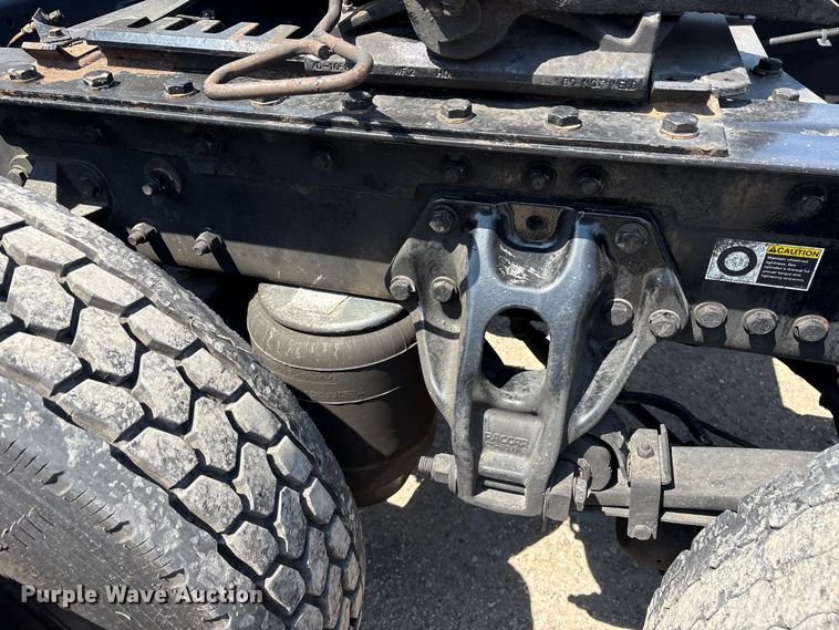 image for item ET7072 2019 Kenworth T680 semi truck