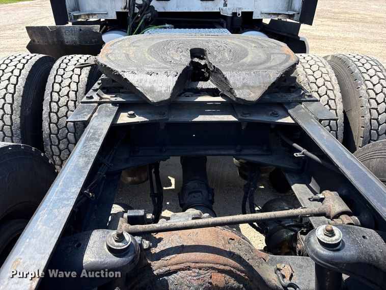 image for item ET7072 2019 Kenworth T680 semi truck