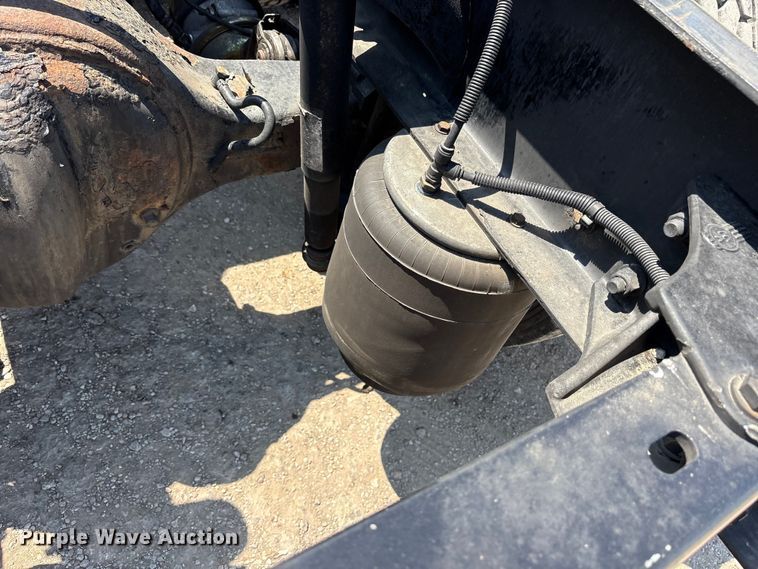 image for item ET7072 2019 Kenworth T680 semi truck