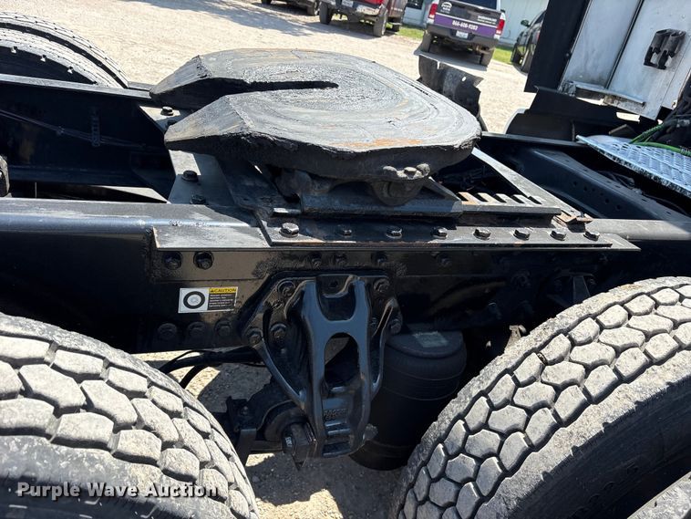 image for item ET7072 2019 Kenworth T680 semi truck