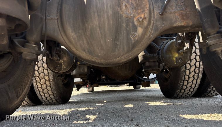 image for item ET7072 2019 Kenworth T680 semi truck