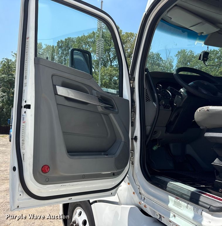 image for item ET7072 2019 Kenworth T680 semi truck