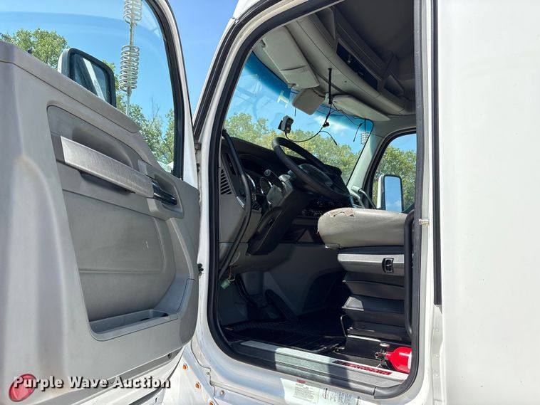 image for item ET7072 2019 Kenworth T680 semi truck