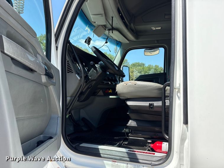 image for item ET7072 2019 Kenworth T680 semi truck