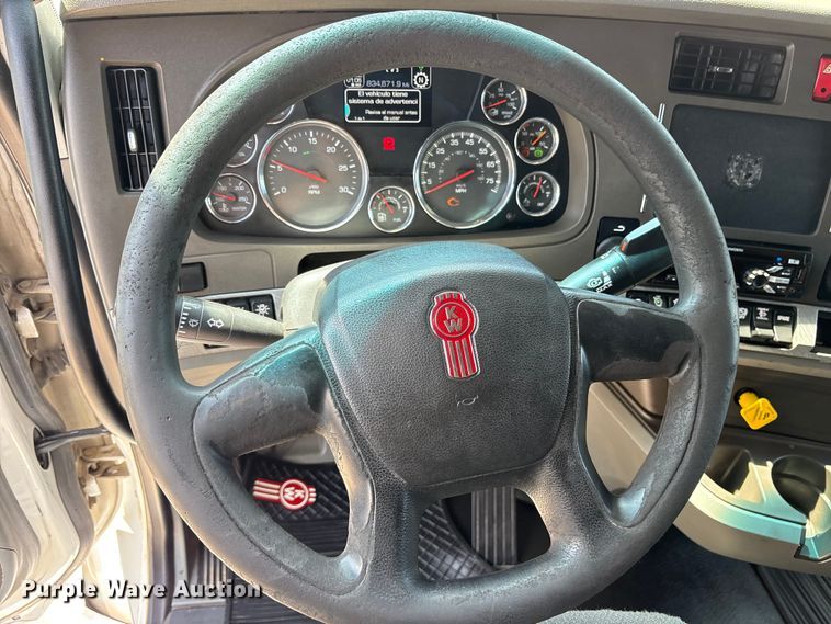 image for item ET7072 2019 Kenworth T680 semi truck