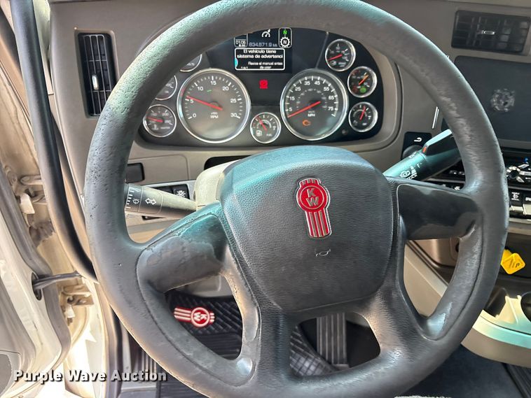 image for item ET7072 2019 Kenworth T680 semi truck