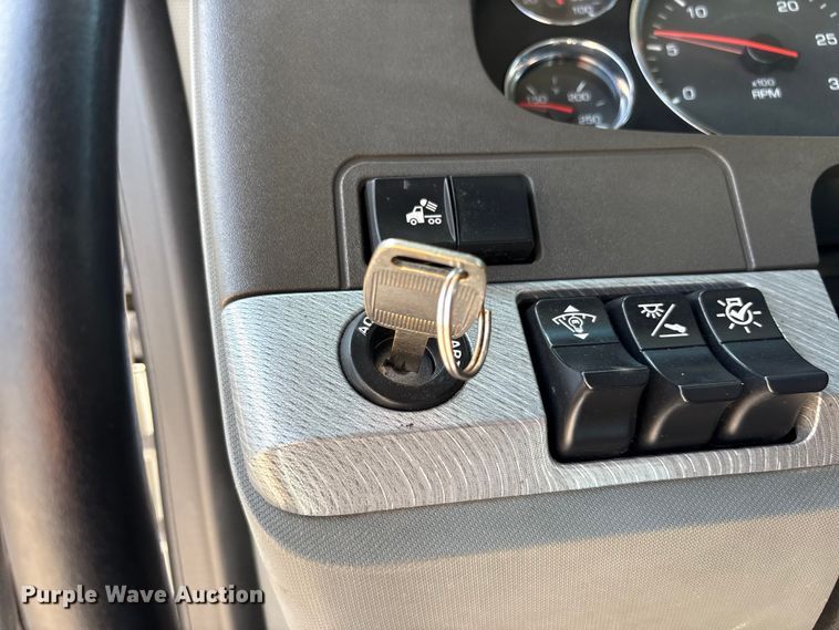 image for item ET7072 2019 Kenworth T680 semi truck