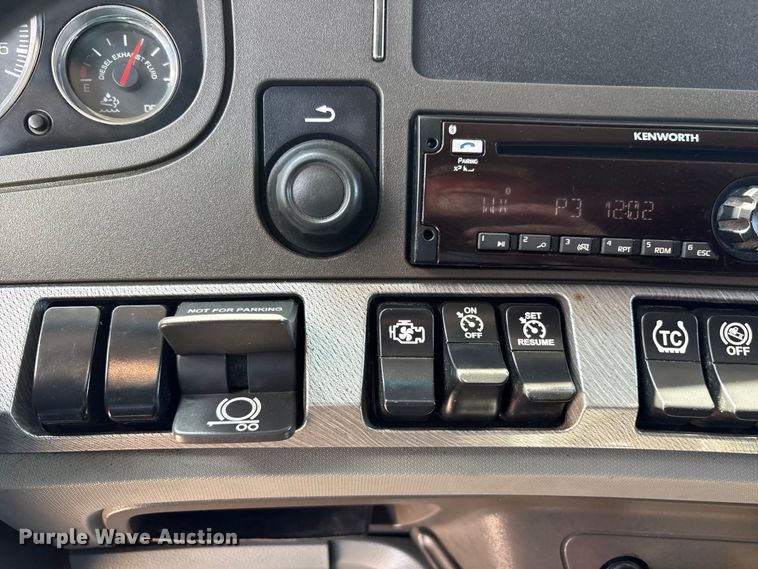 image for item ET7072 2019 Kenworth T680 semi truck