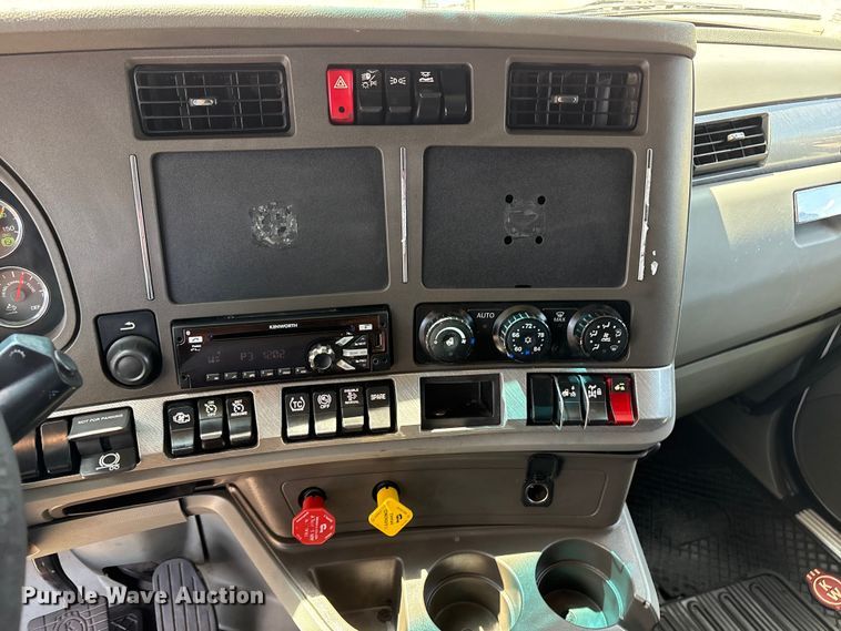 image for item ET7072 2019 Kenworth T680 semi truck