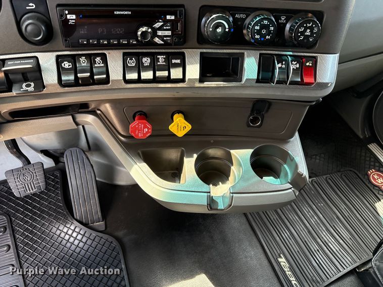 image for item ET7072 2019 Kenworth T680 semi truck