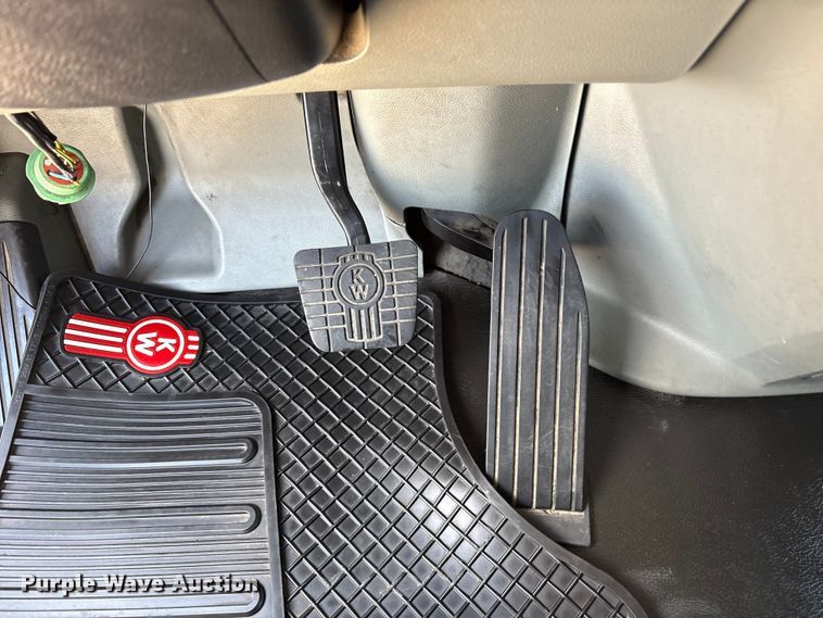 image for item ET7072 2019 Kenworth T680 semi truck