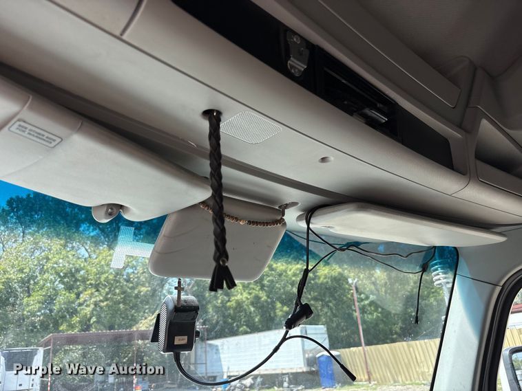 image for item ET7072 2019 Kenworth T680 semi truck