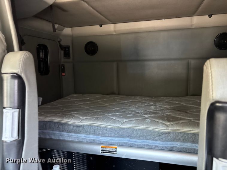 image for item ET7072 2019 Kenworth T680 semi truck