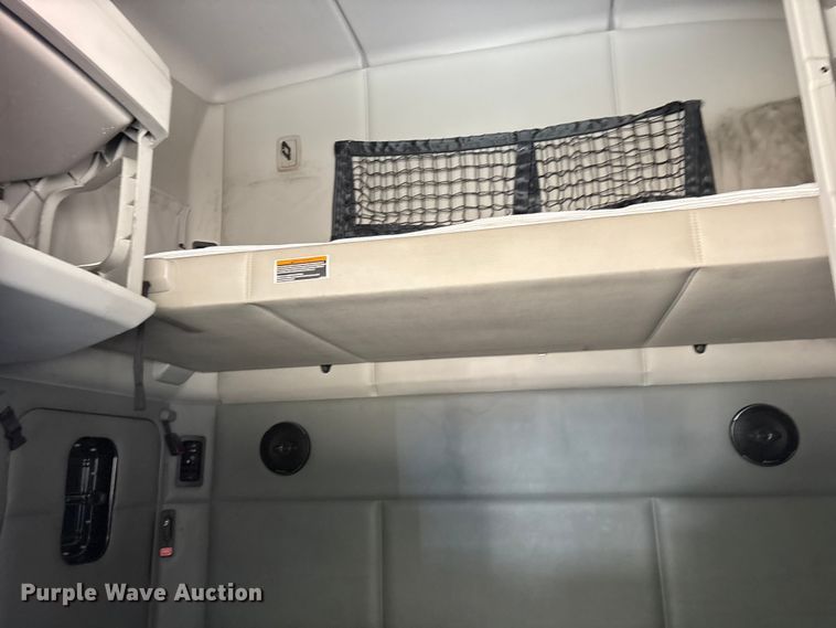 image for item ET7072 2019 Kenworth T680 semi truck