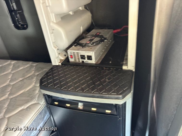 image for item ET7072 2019 Kenworth T680 semi truck