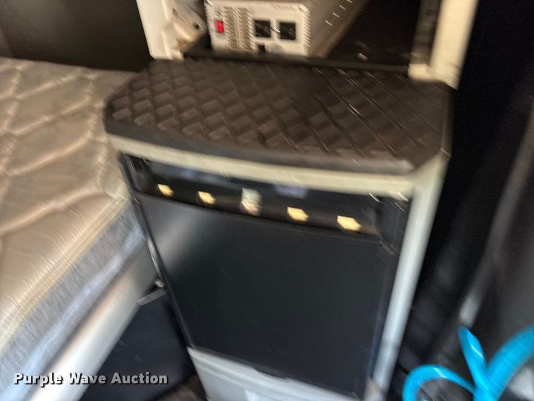 image for item ET7072 2019 Kenworth T680 semi truck