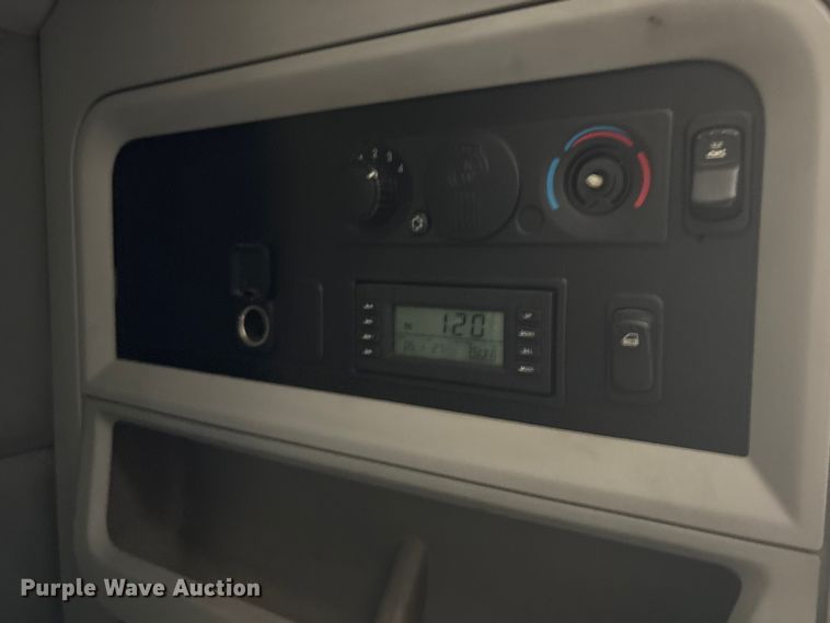 image for item ET7072 2019 Kenworth T680 semi truck