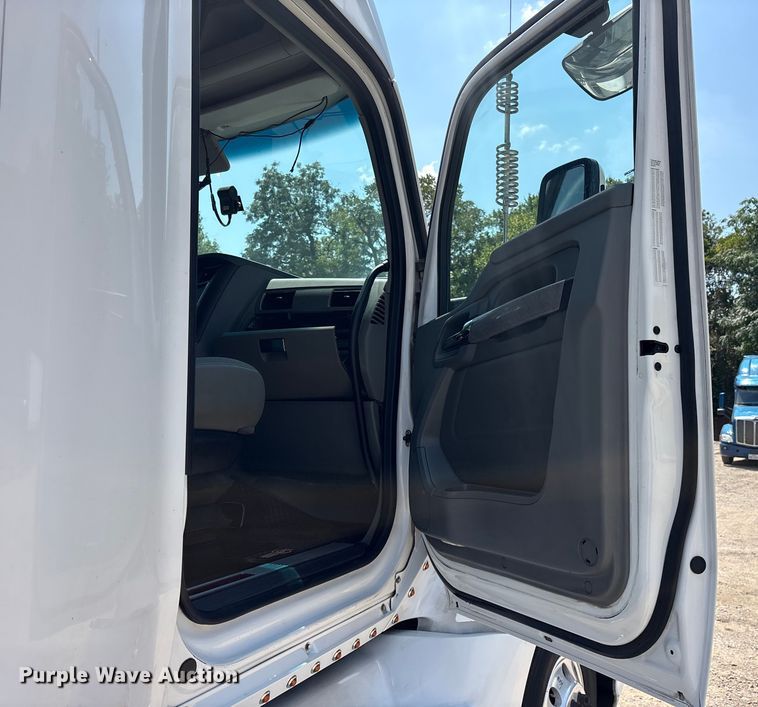 image for item ET7072 2019 Kenworth T680 semi truck