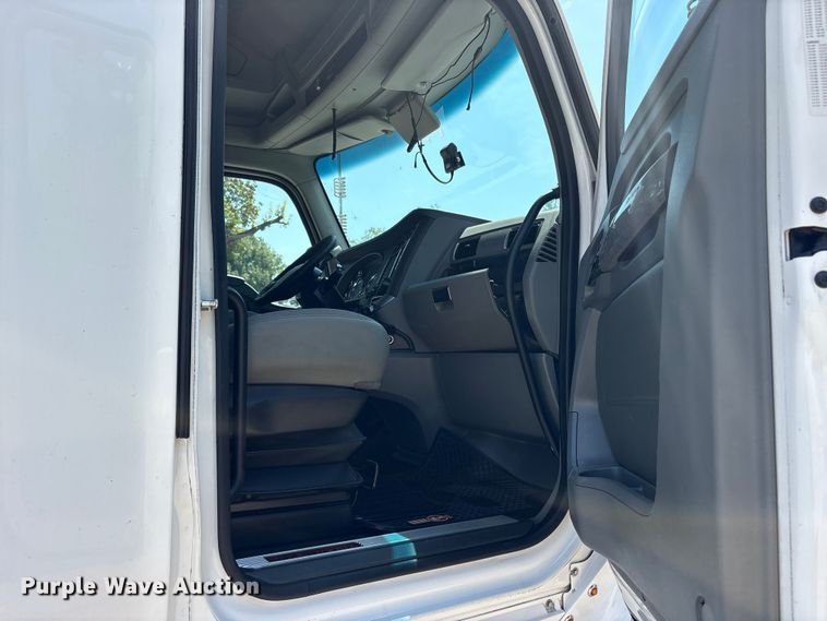 image for item ET7072 2019 Kenworth T680 semi truck