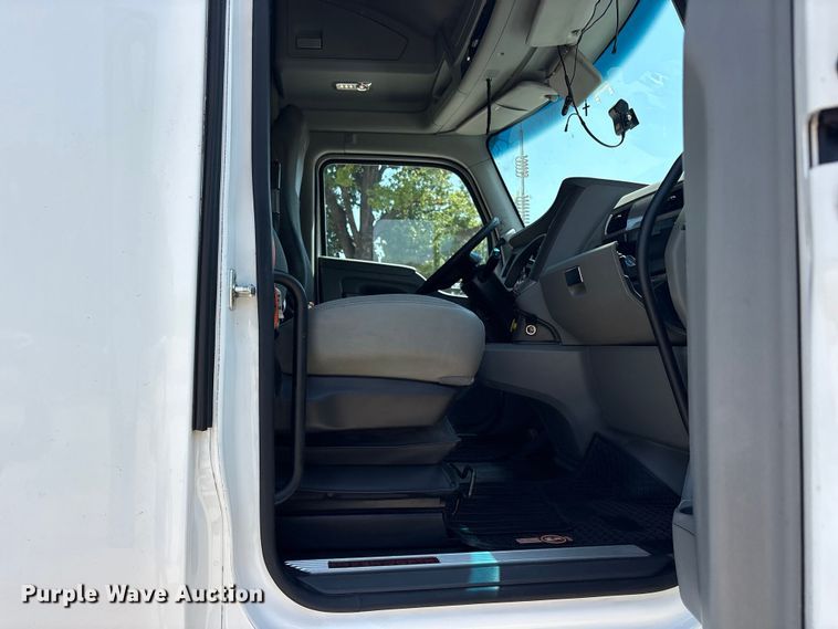 image for item ET7072 2019 Kenworth T680 semi truck