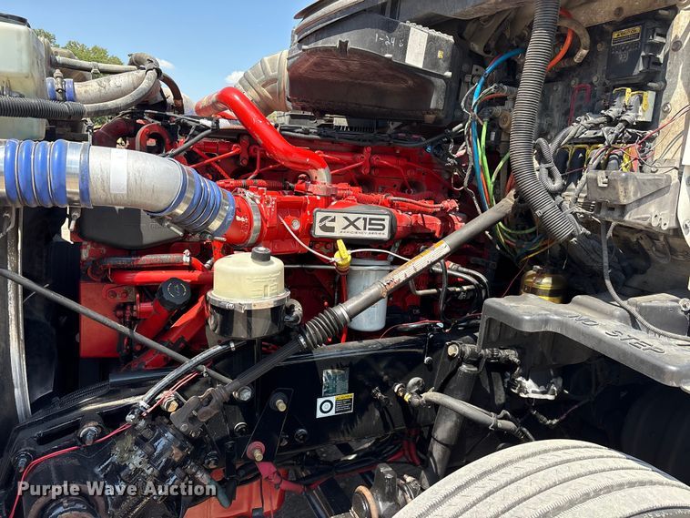 image for item ET7072 2019 Kenworth T680 semi truck