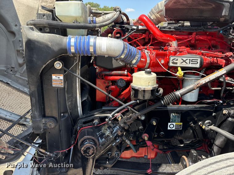 image for item ET7072 2019 Kenworth T680 semi truck