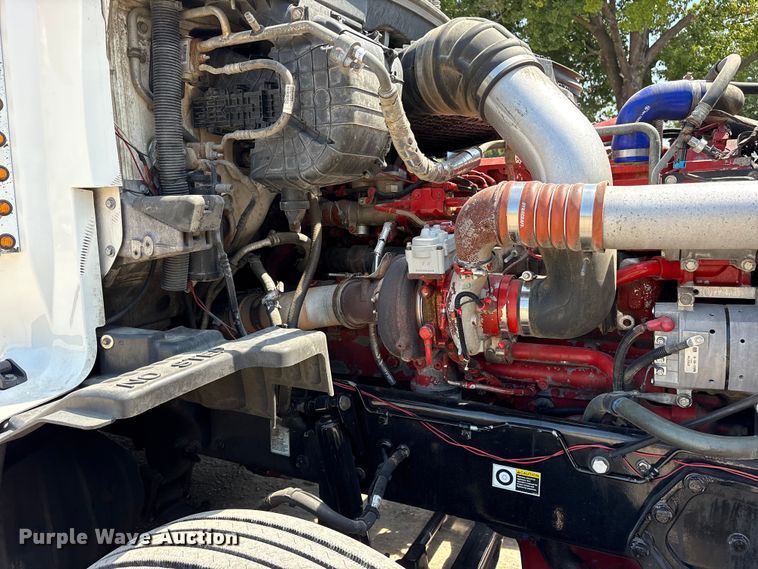 image for item ET7072 2019 Kenworth T680 semi truck