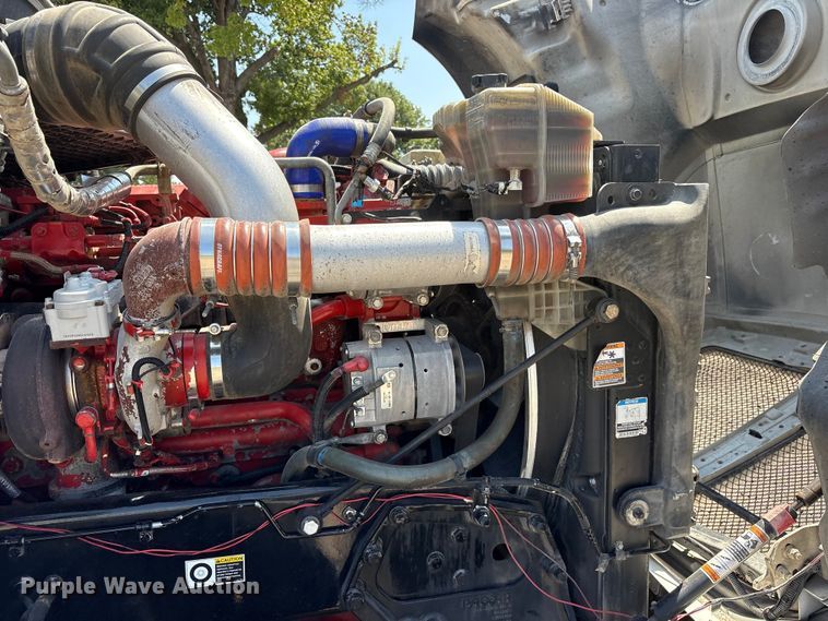 image for item ET7072 2019 Kenworth T680 semi truck