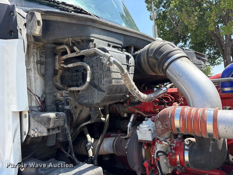 image for item ET7072 2019 Kenworth T680 semi truck