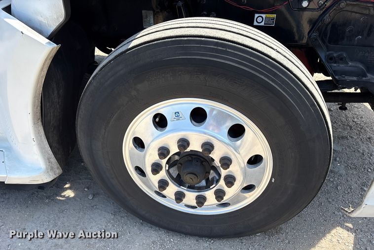 image for item ET7072 2019 Kenworth T680 semi truck