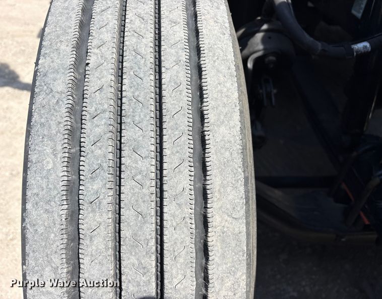 image for item ET7072 2019 Kenworth T680 semi truck