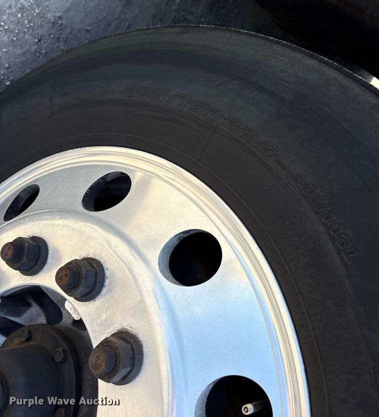 image for item ET7072 2019 Kenworth T680 semi truck