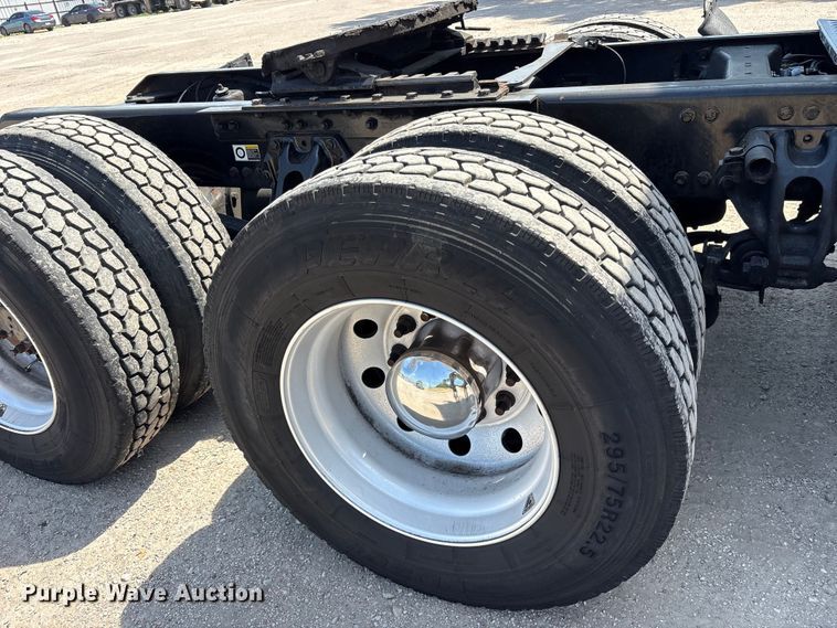 image for item ET7072 2019 Kenworth T680 semi truck