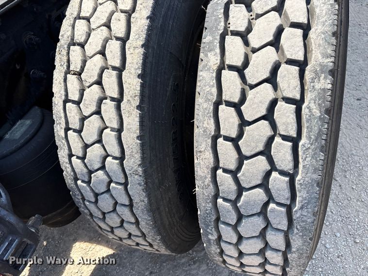 image for item ET7072 2019 Kenworth T680 semi truck