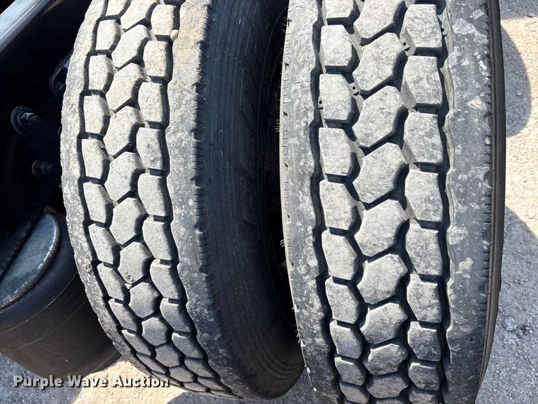 image for item ET7072 2019 Kenworth T680 semi truck