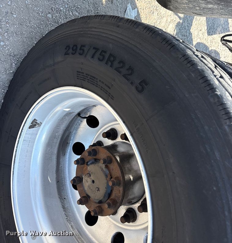 image for item ET7072 2019 Kenworth T680 semi truck