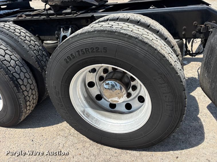 image for item ET7072 2019 Kenworth T680 semi truck