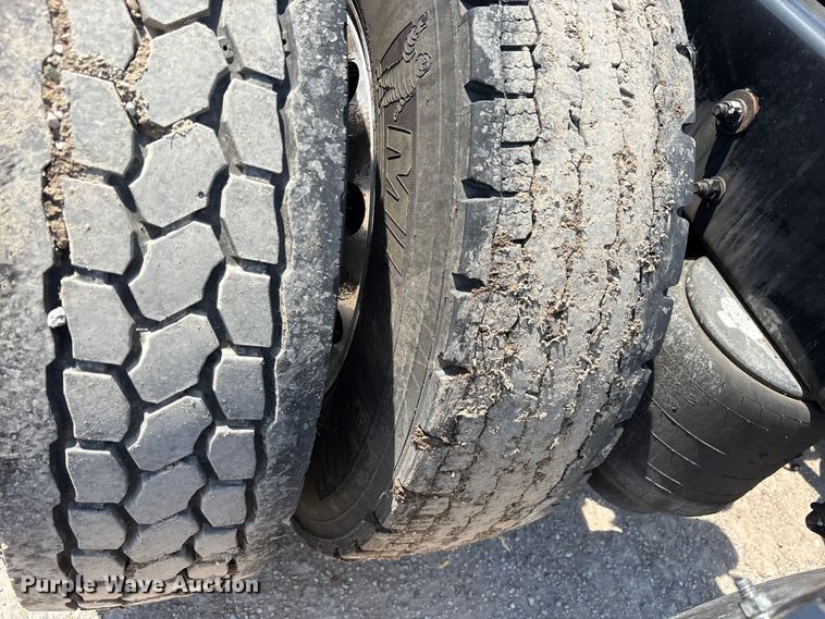 image for item ET7072 2019 Kenworth T680 semi truck