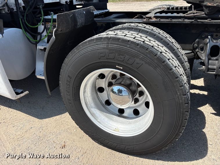 image for item ET7072 2019 Kenworth T680 semi truck